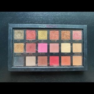 Huda Beauty rose gold palette